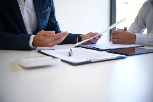 mains tenant une feuille et personne écoutant